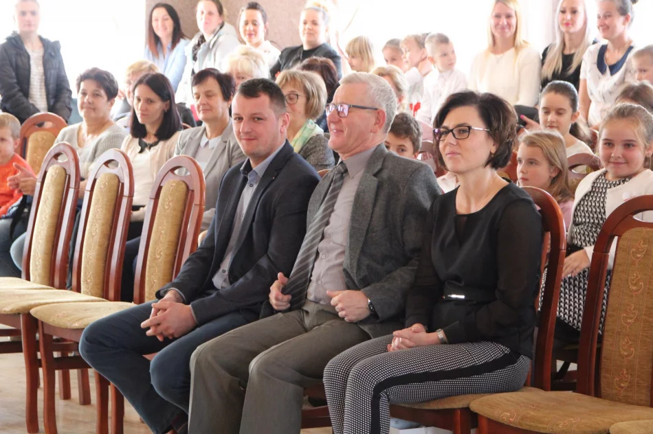 Uczniowie z Wysokiego uczcili setną rocznicę oddzyskania niepodległości przez Polskę  - zdjęcie 7