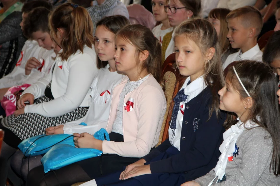 Uczniowie z Wysokiego uczcili setną rocznicę oddzyskania niepodległości przez Polskę  - zdjęcie 9