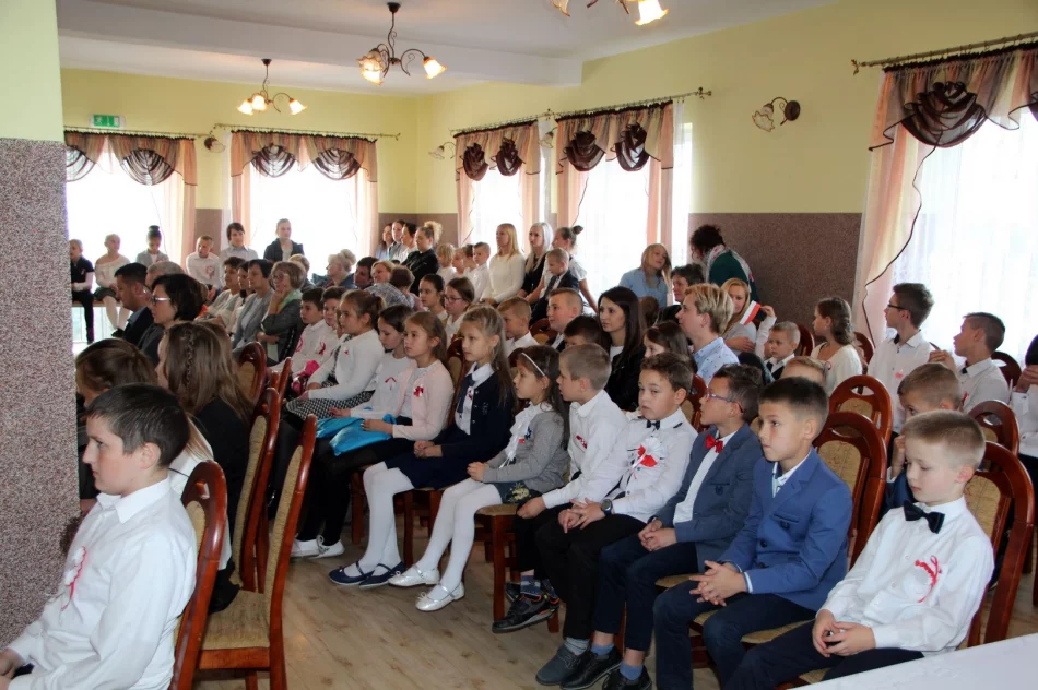 Uczniowie z Wysokiego uczcili setną rocznicę oddzyskania niepodległości przez Polskę  - zdjęcie 10