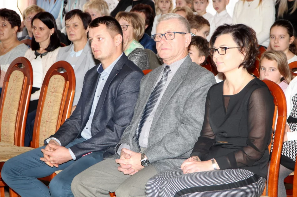 Uczniowie z Wysokiego uczcili setną rocznicę oddzyskania niepodległości przez Polskę  - zdjęcie 11