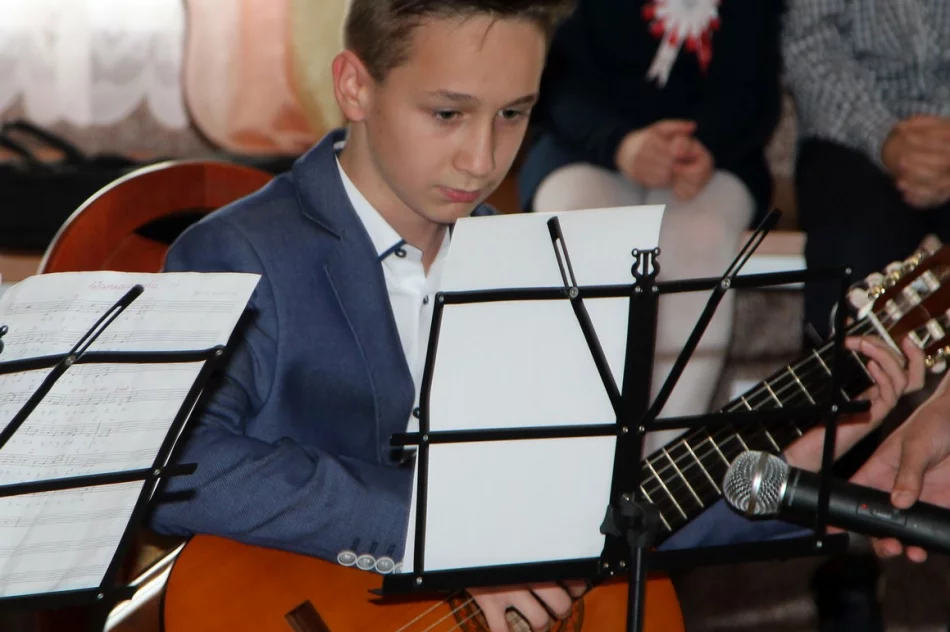 Uczniowie z Wysokiego uczcili setną rocznicę oddzyskania niepodległości przez Polskę  - zdjęcie 12