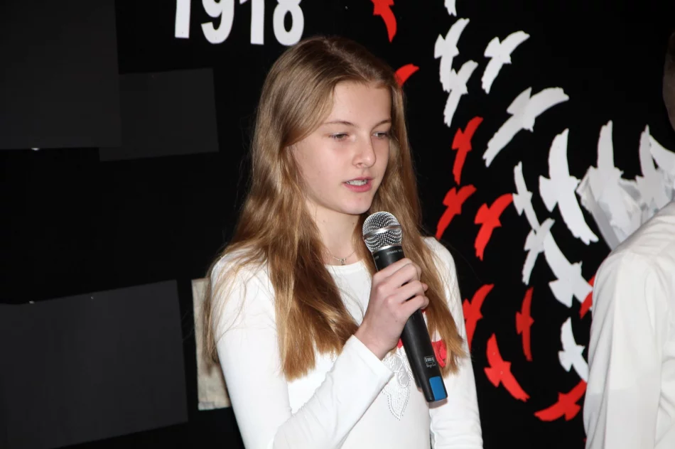 Uczniowie z Wysokiego uczcili setną rocznicę oddzyskania niepodległości przez Polskę  - zdjęcie 14