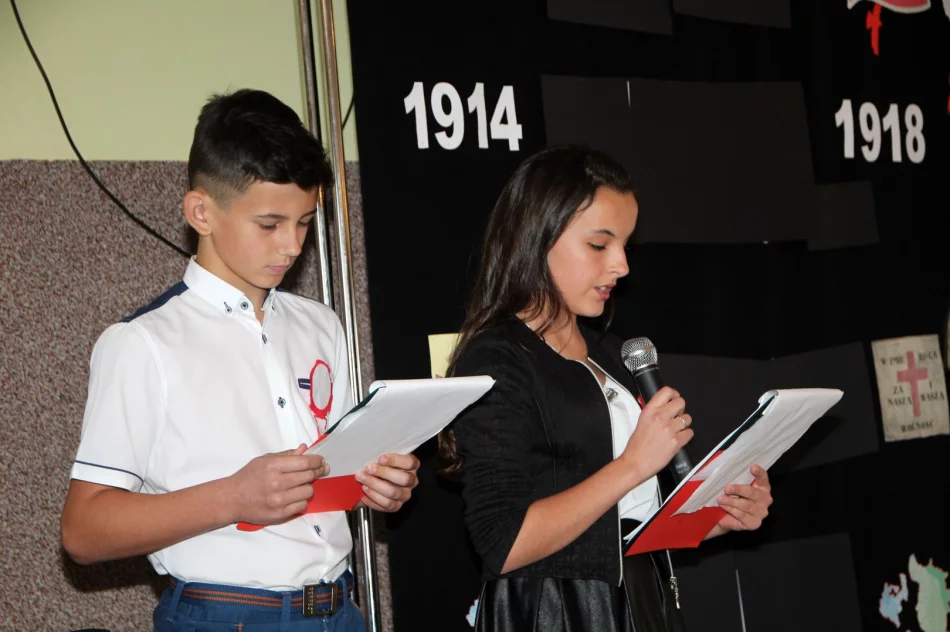 Uczniowie z Wysokiego uczcili setną rocznicę oddzyskania niepodległości przez Polskę  - zdjęcie 15