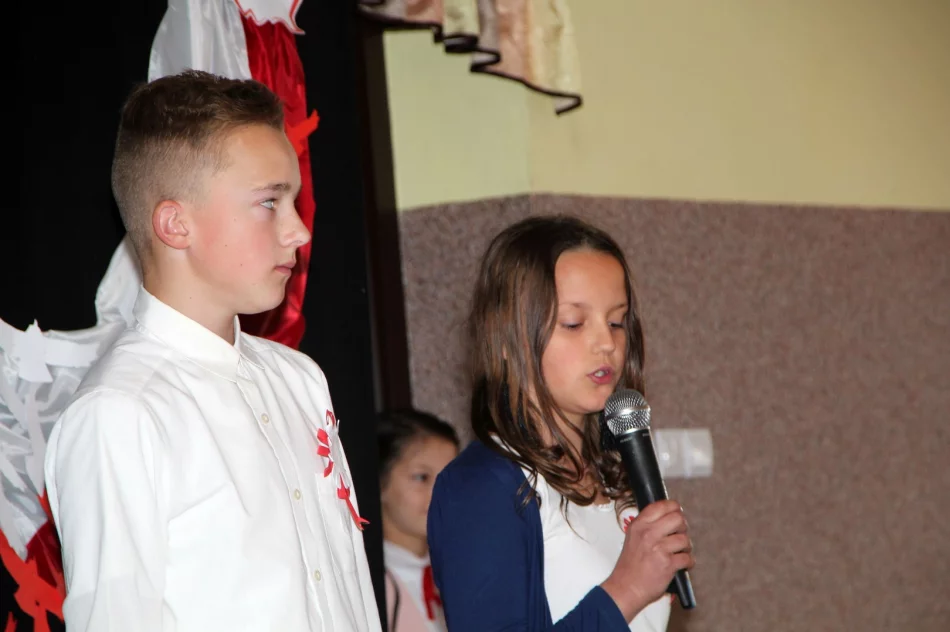 Uczniowie z Wysokiego uczcili setną rocznicę oddzyskania niepodległości przez Polskę  - zdjęcie 17