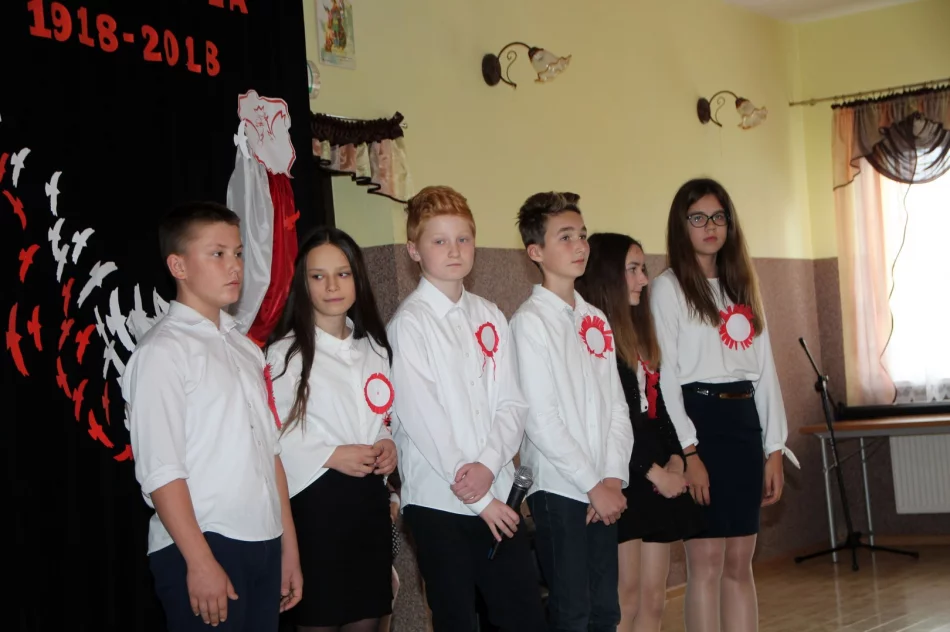 Uczniowie z Wysokiego uczcili setną rocznicę oddzyskania niepodległości przez Polskę  - zdjęcie 18