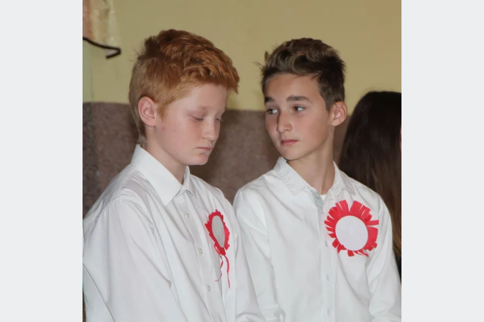 Uczniowie z Wysokiego uczcili setną rocznicę oddzyskania niepodległości przez Polskę  - zdjęcie 19