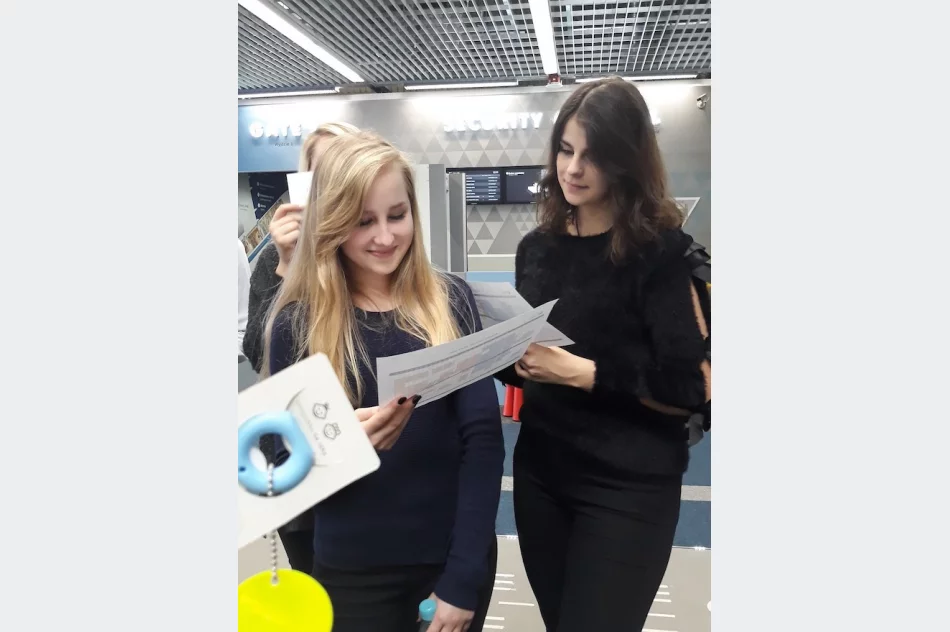 Uczniowie poznali Centrum Edukacji Lotniczej - zdjęcie 4