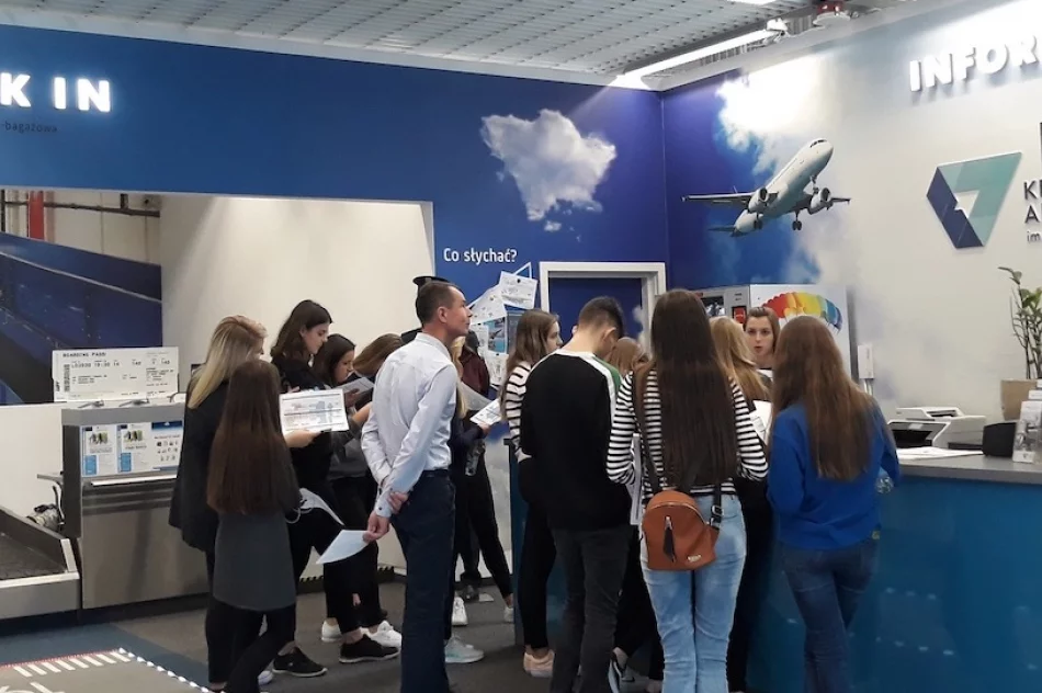 Uczniowie poznali Centrum Edukacji Lotniczej - zdjęcie 6
