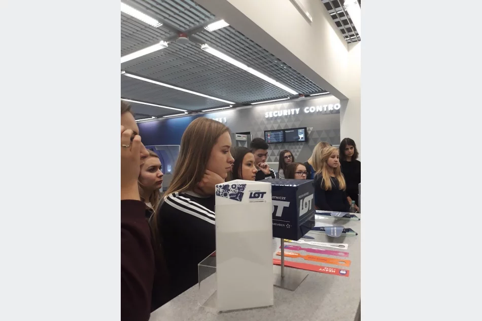 Uczniowie poznali Centrum Edukacji Lotniczej - zdjęcie 7