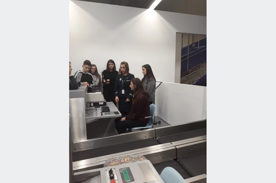 Uczniowie poznali Centrum Edukacji Lotniczej - zdjęcie 9