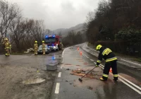 Kobieta pozostawiła zepsuty pojazd na skrzyżowaniu. Na auto najechała ciężarówka - zdjęcie główne