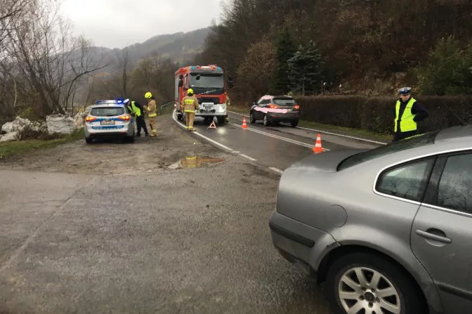 Kobieta pozostawiła zepsuty pojazd na skrzyżowaniu. Na auto najechała ciężarówka - zdjęcie 2