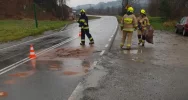 Kobieta pozostawiła zepsuty pojazd na skrzyżowaniu. Na auto najechała ciężarówka - zdjęcie 3
