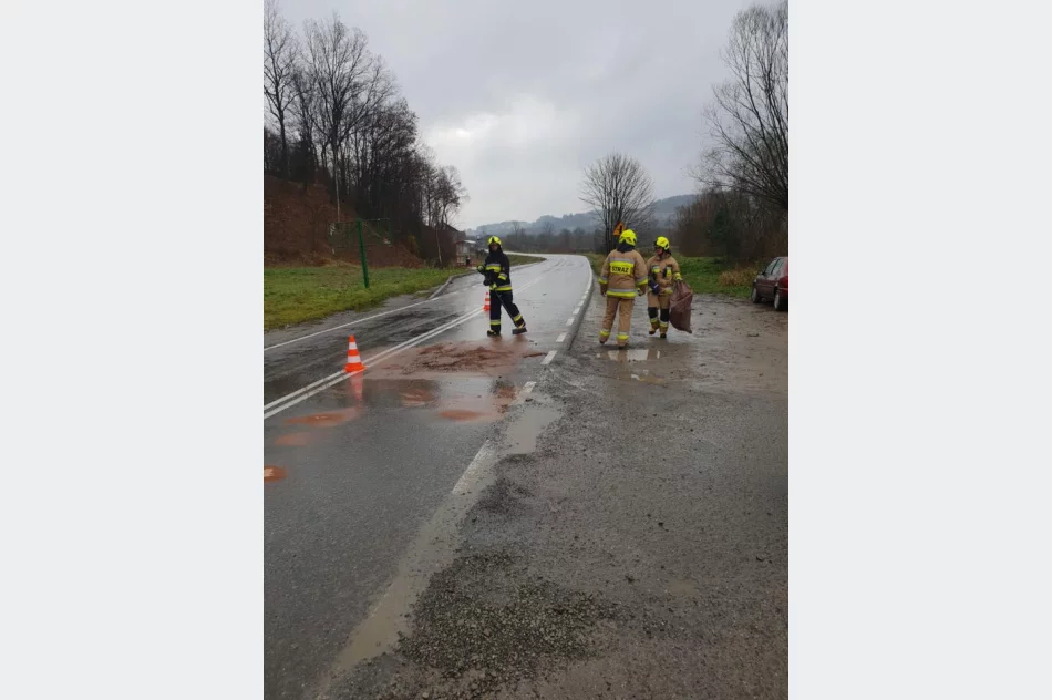 Kobieta pozostawiła zepsuty pojazd na skrzyżowaniu. Na auto najechała ciężarówka - zdjęcie 3