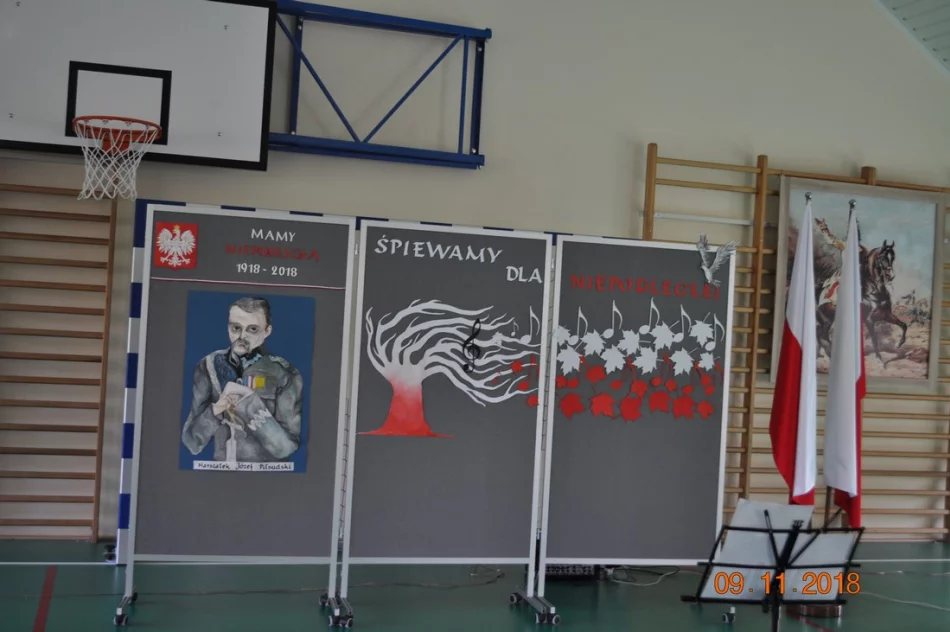 Koncert „Śpiewamy dla Niepodległej” w Szkole Podstawowej Nr 1 w Siekierczynie  - zdjęcie 2