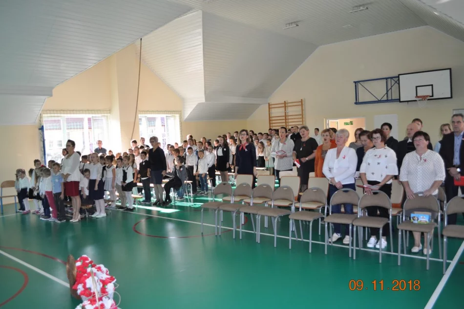 Koncert „Śpiewamy dla Niepodległej” w Szkole Podstawowej Nr 1 w Siekierczynie  - zdjęcie 3