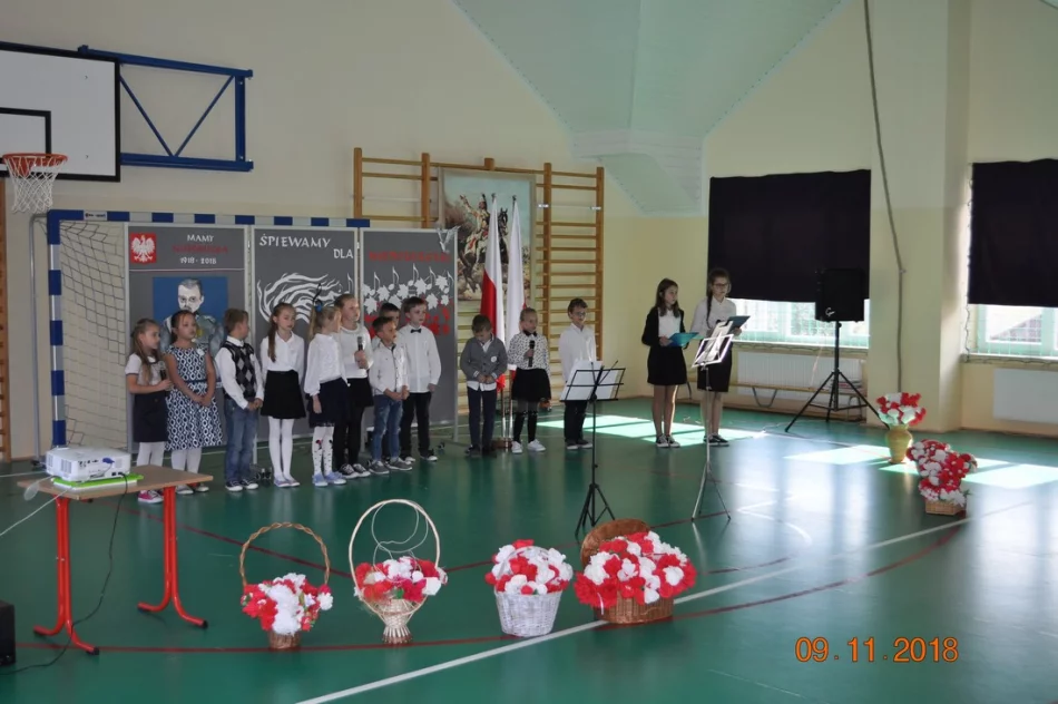 Koncert „Śpiewamy dla Niepodległej” w Szkole Podstawowej Nr 1 w Siekierczynie  - zdjęcie 4