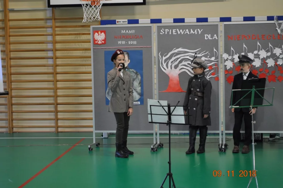 Koncert „Śpiewamy dla Niepodległej” w Szkole Podstawowej Nr 1 w Siekierczynie  - zdjęcie 5