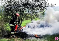 Strażacy wyjechali do pożaru traw, znaleźli oponę i stertę ubrań w ognisku - zdjęcie główne