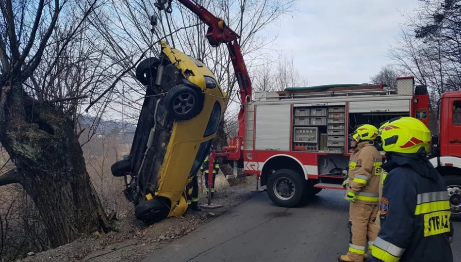 Opel wpadł do koryta potoku - zdjęcie 1