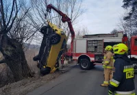 Opel wpadł do koryta potoku - zdjęcie główne