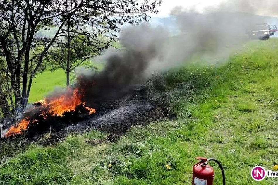 Strażacy wyjechali do pożaru traw, znaleźli oponę i stertę ubrań w ognisku - zdjęcie 3