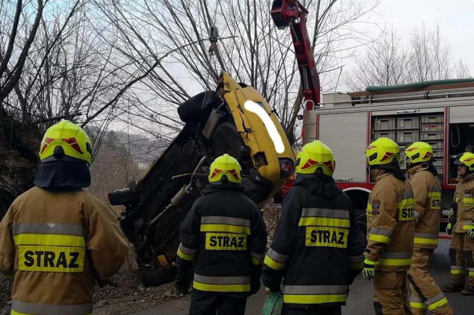 Opel wpadł do koryta potoku - zdjęcie 4