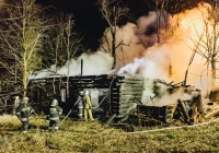 32 strażaków gasiło nocny pożar budynku - zdjęcie główne