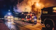 32 strażaków gasiło nocny pożar budynku - zdjęcie 2