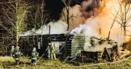 32 strażaków gasiło nocny pożar budynku - zdjęcie 5