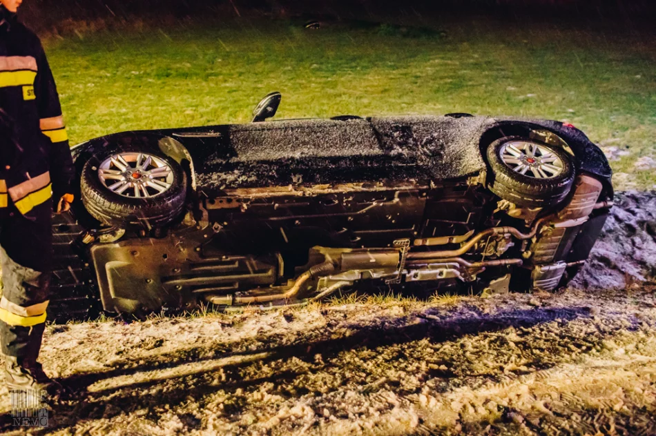 Marznący deszcz i śnieg - na drogach regionu dochodzi do kolizji - zdjęcie 5