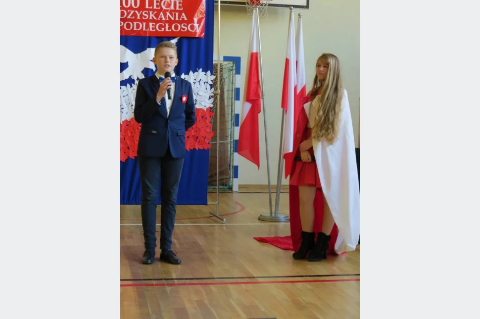 ,,A to Polska właśnie”- widowisko artystyczne zaprezentowane przez uczniów SP nr 1 w Starej Wsi - zdjęcie 2