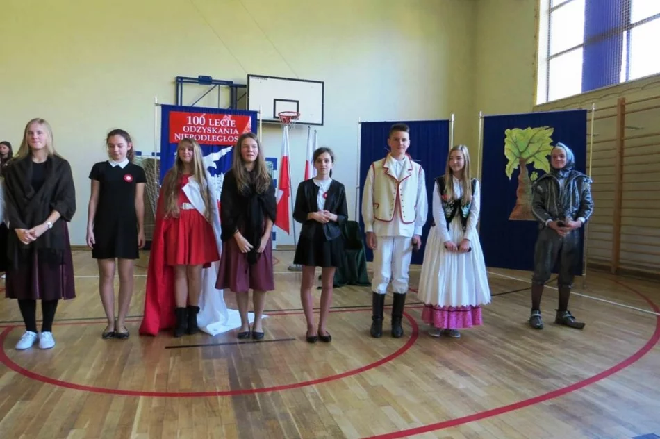 ,,A to Polska właśnie”- widowisko artystyczne zaprezentowane przez uczniów SP nr 1 w Starej Wsi - zdjęcie 3