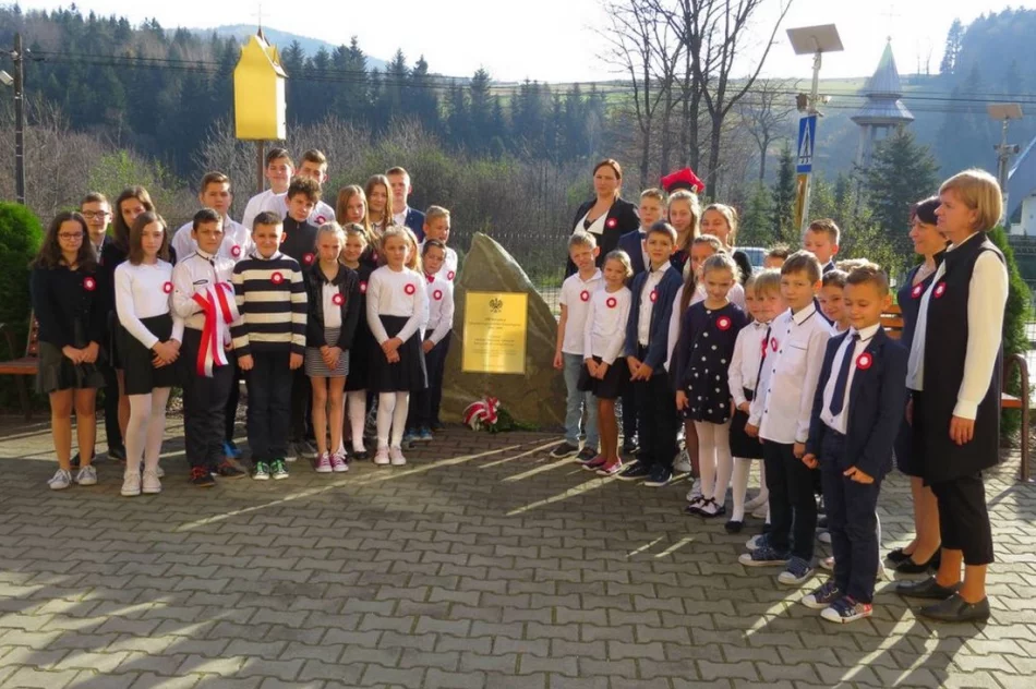 ,,A to Polska właśnie”- widowisko artystyczne zaprezentowane przez uczniów SP nr 1 w Starej Wsi - zdjęcie 4