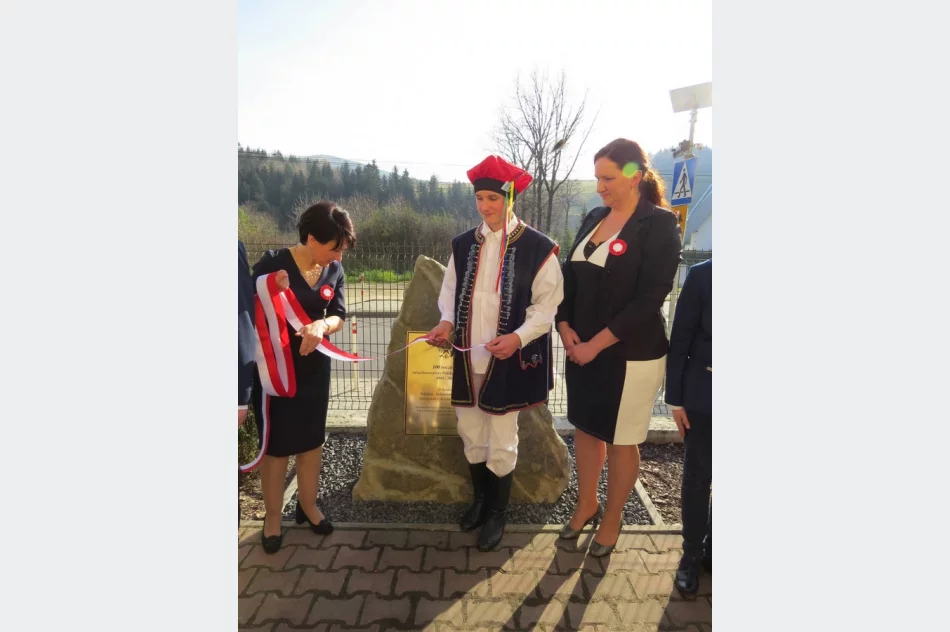 ,,A to Polska właśnie”- widowisko artystyczne zaprezentowane przez uczniów SP nr 1 w Starej Wsi - zdjęcie 5