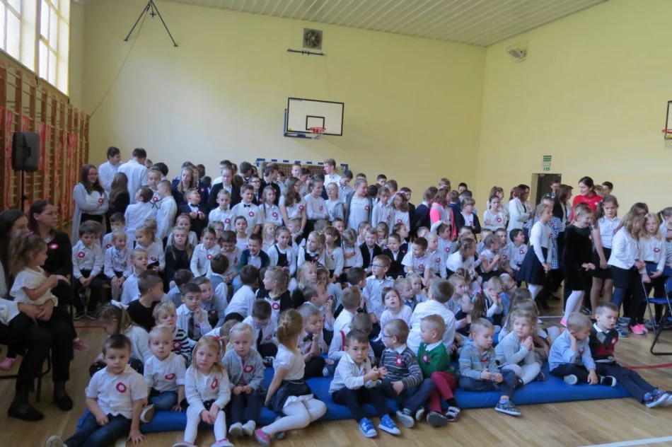 ,,A to Polska właśnie”- widowisko artystyczne zaprezentowane przez uczniów SP nr 1 w Starej Wsi - zdjęcie 6