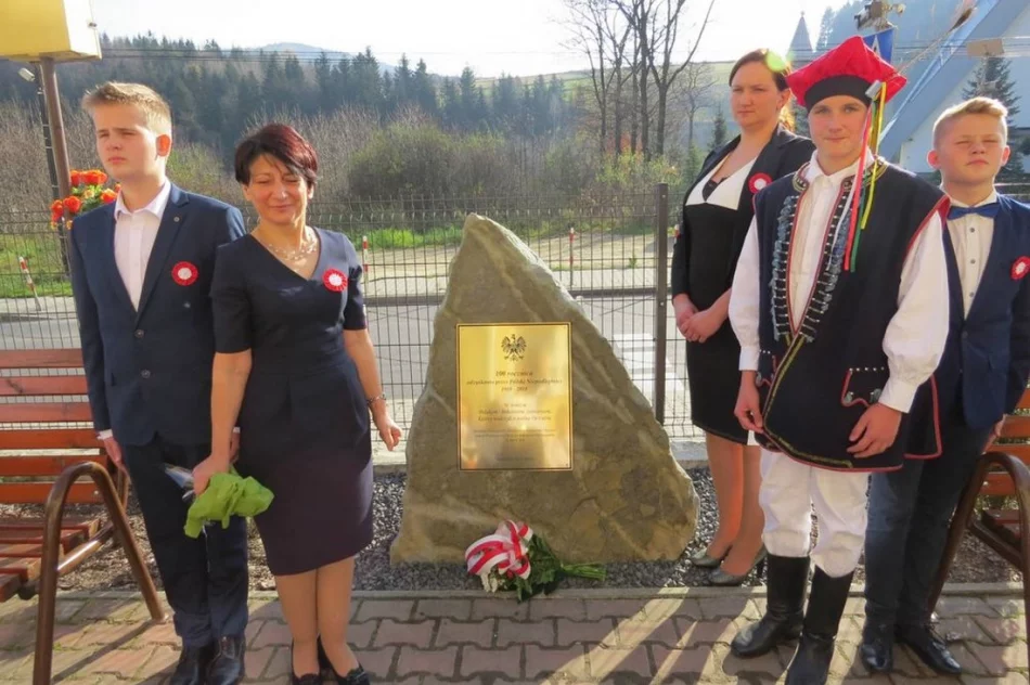 ,,A to Polska właśnie”- widowisko artystyczne zaprezentowane przez uczniów SP nr 1 w Starej Wsi - zdjęcie 7