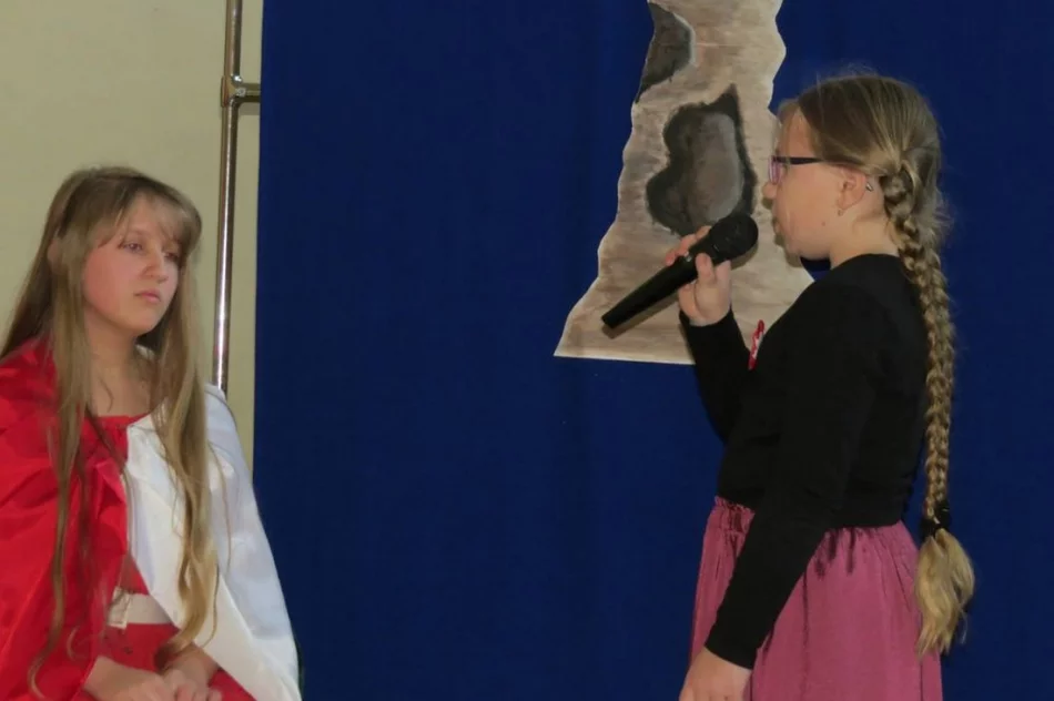 ,,A to Polska właśnie”- widowisko artystyczne zaprezentowane przez uczniów SP nr 1 w Starej Wsi - zdjęcie 11