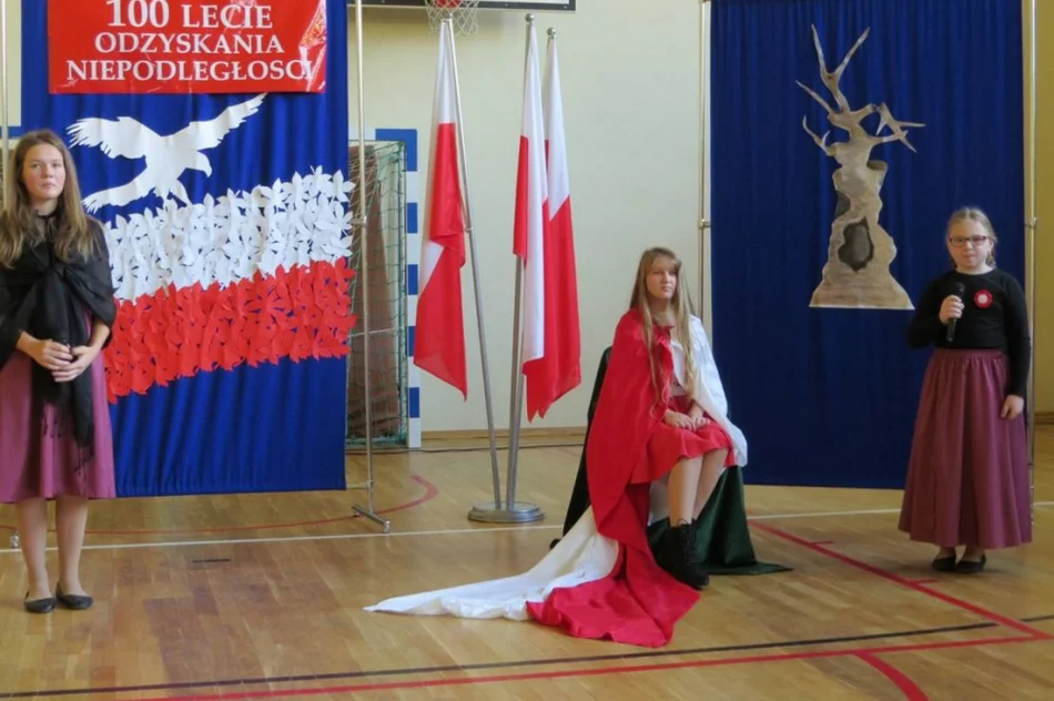 ,,A to Polska właśnie”- widowisko artystyczne zaprezentowane przez uczniów SP nr 1 w Starej Wsi - zdjęcie 13
