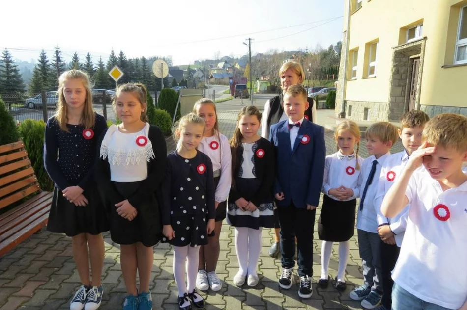 ,,A to Polska właśnie”- widowisko artystyczne zaprezentowane przez uczniów SP nr 1 w Starej Wsi - zdjęcie 15