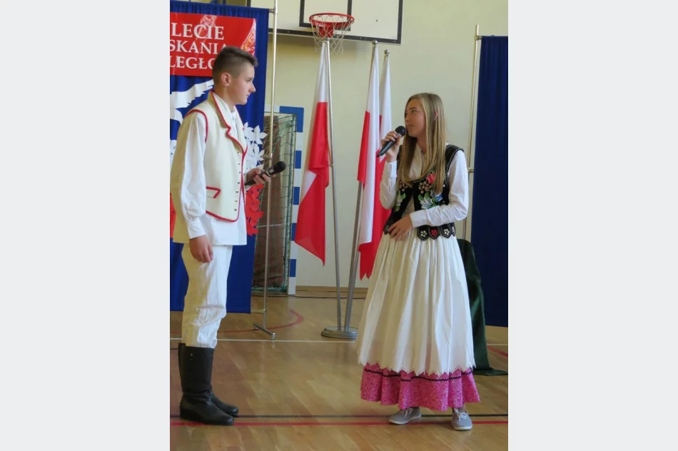 ,,A to Polska właśnie”- widowisko artystyczne zaprezentowane przez uczniów SP nr 1 w Starej Wsi - zdjęcie 16