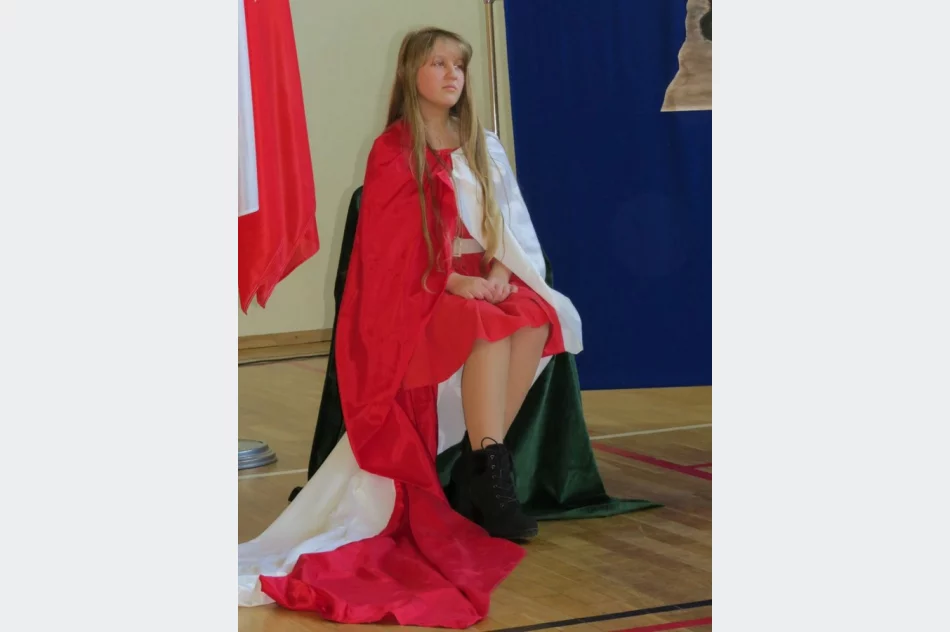 ,,A to Polska właśnie”- widowisko artystyczne zaprezentowane przez uczniów SP nr 1 w Starej Wsi - zdjęcie 17