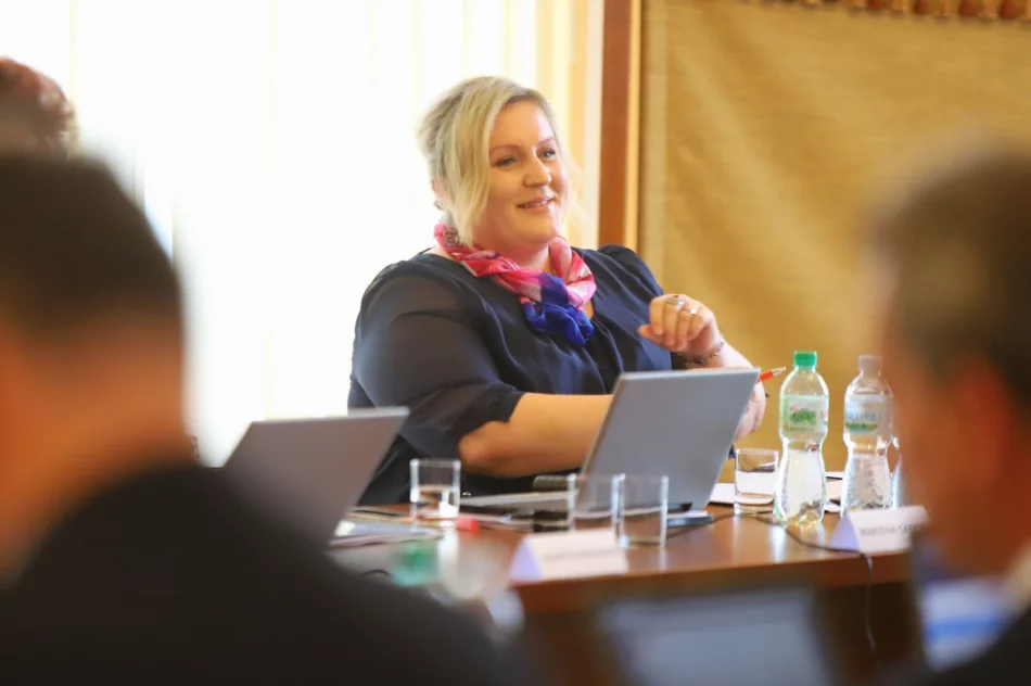 Mieczysław Uryga starostą, Ewa Filipiak przewodniczącą. Konsternacja na sesji przy wyborze wicestarosty - zdjęcie 2