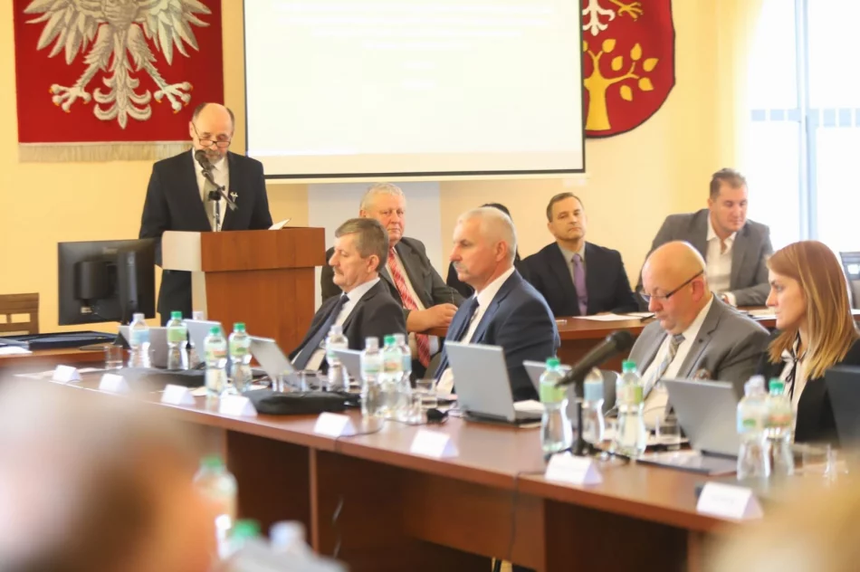 Mieczysław Uryga starostą, Ewa Filipiak przewodniczącą. Konsternacja na sesji przy wyborze wicestarosty - zdjęcie 4