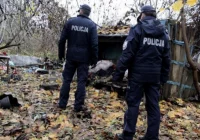 Policjanci pomagają osobom narażonym na zagrożenia związane z wychłodzeniem organizmu - zdjęcie główne