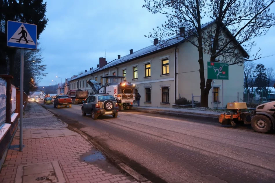 Drogowcy od rana frezują nawierzchnię. W mieście tworzą się korki - zdjęcie 4