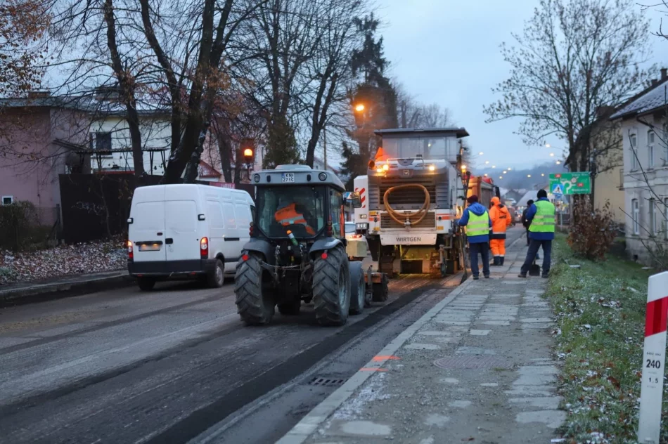 Drogowcy od rana frezują nawierzchnię. W mieście tworzą się korki - zdjęcie 6