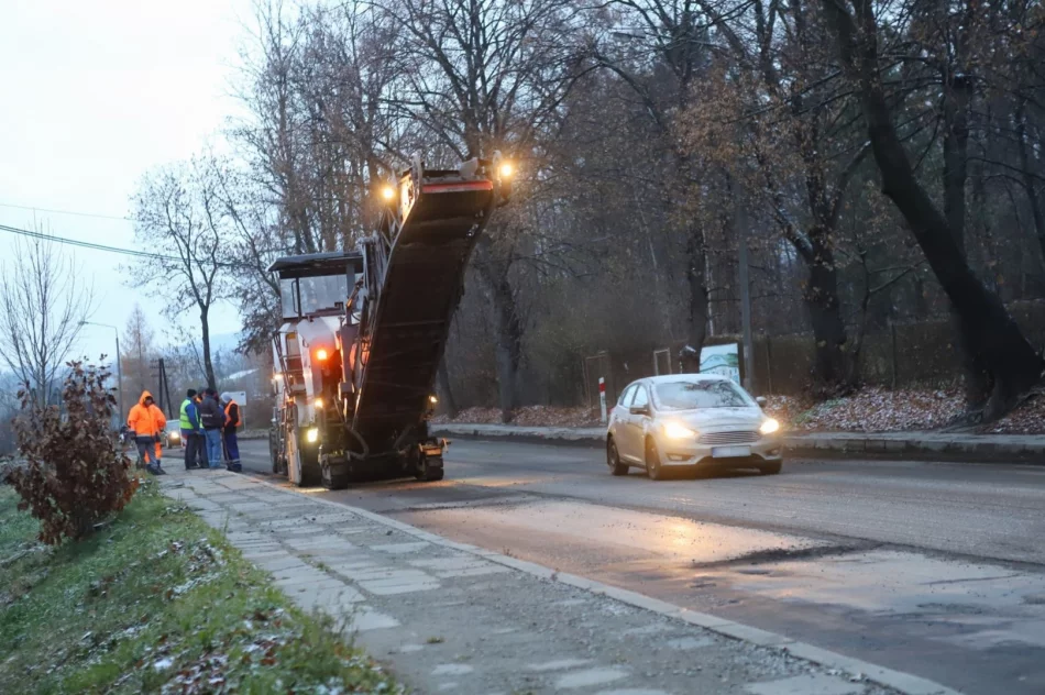 Drogowcy od rana frezują nawierzchnię. W mieście tworzą się korki - zdjęcie 7