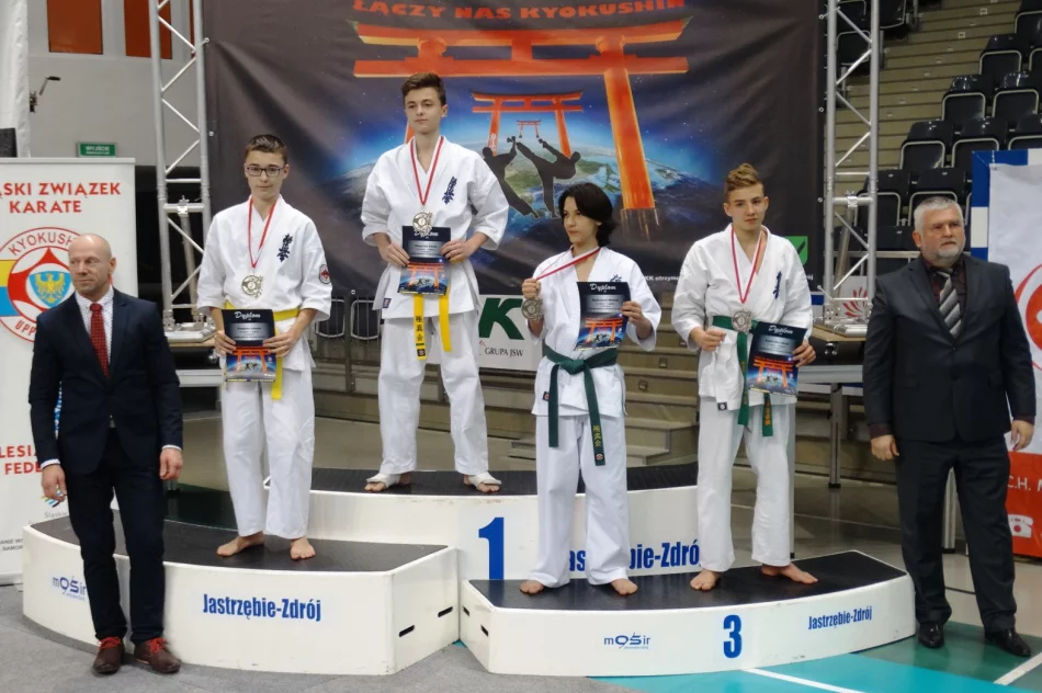 4 medale przywiezione z X Ogólnopolskiego Turnieju Kumite w Jastrzębiu Zdroju  - zdjęcie 3