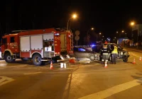 Dwa auta zderzyły się na skrzyżowaniu. 20-latek zignorował znak  - zdjęcie główne